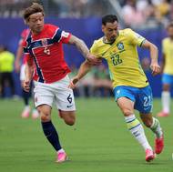 Brazilec Gabriel Martinelli (22) a Nor Patrick Berg.