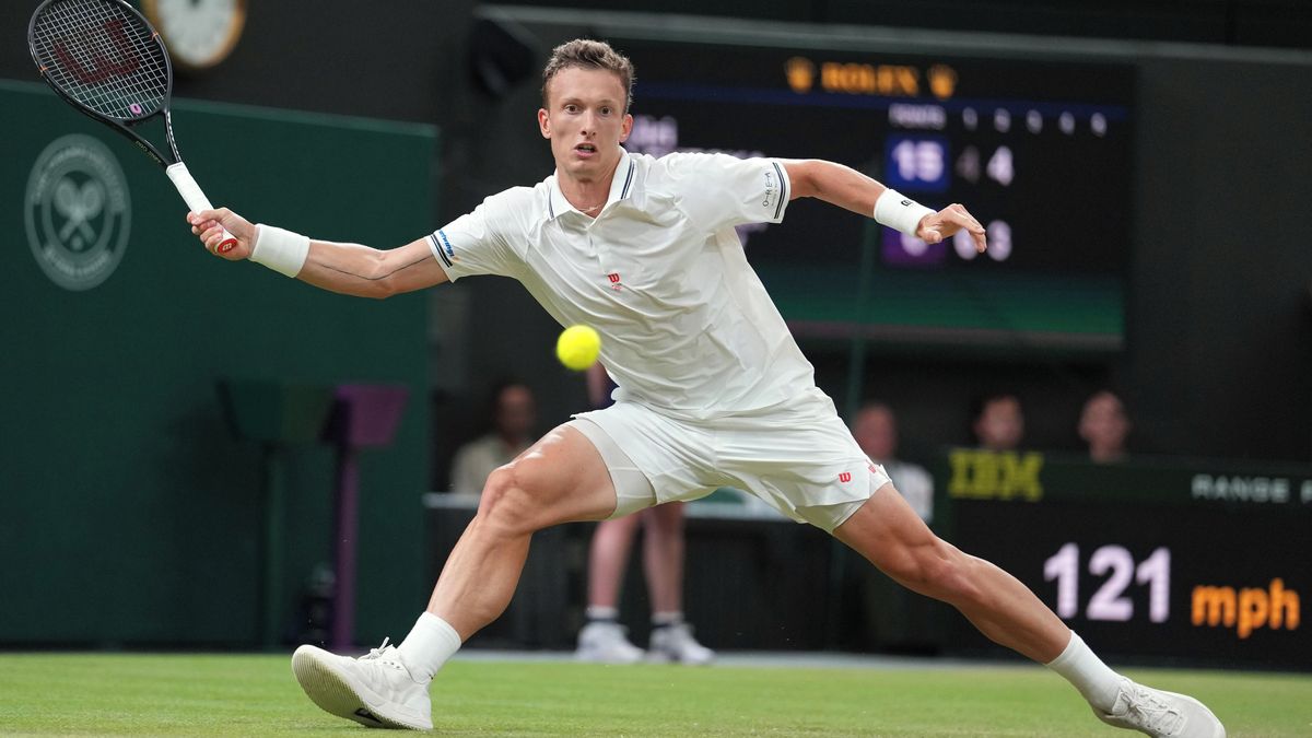 Lehečkův zápas se světovou trojkou přerušen. Osmifinále Wimbledonu dohraje v úterý