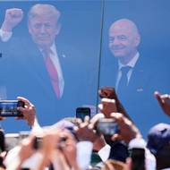 Donald Trump a Gianni Infantino za neprůstřelným sklem.
