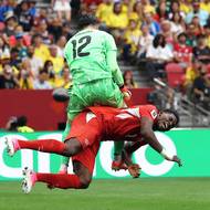 Brankář Kolumbie Camilo Vargas v souboji s Breelem Embolem