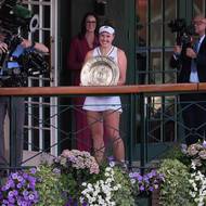 Linda Nosková pózující s trofejí za vítězství na Wimbledonu 2026