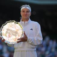 Karolína Muchová pózující s trofejí pro poraženou finalistku Wimbledonu