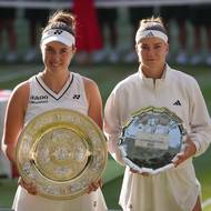Vítězka Wimbledonu Linda Nosková a poražená Karolína Muchová pózující s trofejemi