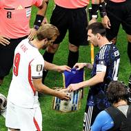 Kapitáni těsně před zápasem: Harry Kane a Lionel Messi.