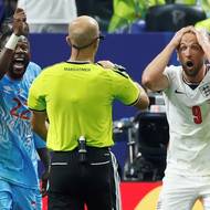 Angličan Harry Kane a Chancel Mbemba z DR Kongo reagují na rozhodnutí rozhodčího.