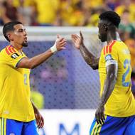 Daniel Munoz a Davinson Sanchez oslavují postup do osmifinále. 
