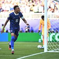 Kylian Mbappé slaví gól proti Paraguayi.
