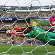 Norský brankář Orjan Nyland zasahuje. Brazilec Bruno Guimaraes ho z penalty nepřekonal. 