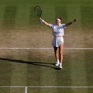 Karolína Muchová oslavuje velký triumf.