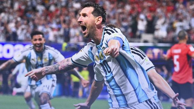 GLOSA: Slzy dvou superstar. Messi dal jájánkovi Ronaldovi na frak i po zápase