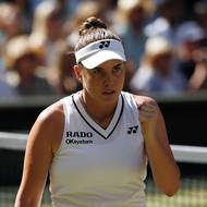 Linda Nosková z Česka během finále Wimbledonu proti Karolíně Muchové.