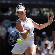 Linda Nosková z Česka během finále Wimbledonu proti Karolíně Muchové.
