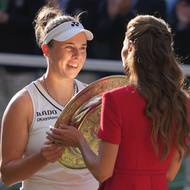 Linda Nosková přebírá od britské princezny Kate vítěznou trofej po finálové výhře nad Karolínou Muchovou ve Wimbledonu.