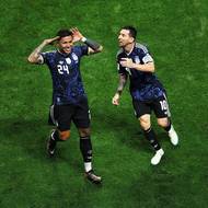 Argentinská radost: střelec gólu Enzo Fernández a asistující Lionel Messi.