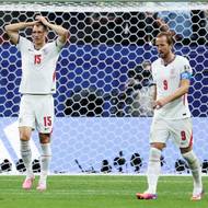 Anglický smutek: Dan Burn a Harry Kane po brance od Lautaro Martineze.