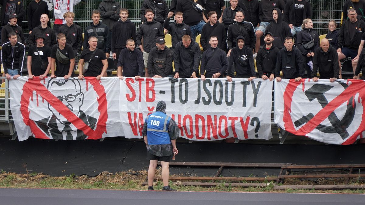 Fanoušci Slavie se pustili do Tvrdíka. Při přípravě padala i velmi ostrá slova
