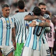 Lionel Messi v objetí spoluhráčů.