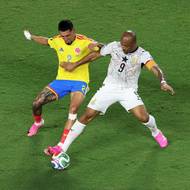 Daniel Munoz (vlevo) a Jordan Ayew z Ghany bojují o míč.