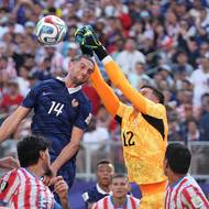 Francouz Adrien Rabiot a brankář Paraguaye Orlando Gill v akci