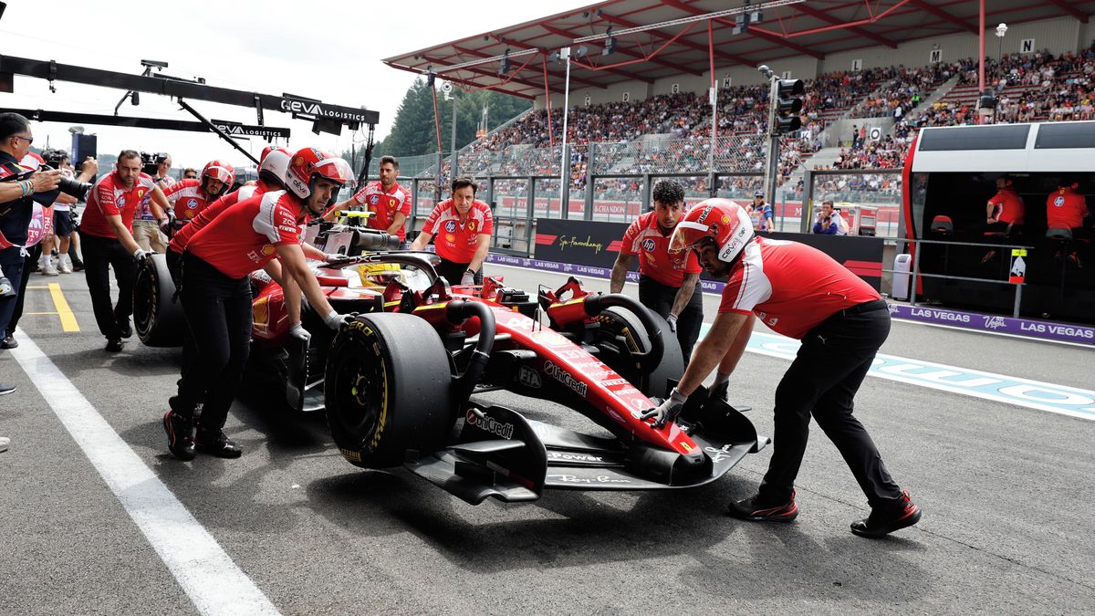 Hamilton v boxech najel do mechanika. Komisaři udělili Ferrari pokutu