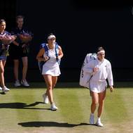 Karolína Muchová a Linda Nosková z Česka přicházejí na kurt před finále Wimbledonu.