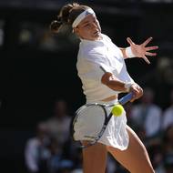 Karolína Muchová z Česka během finále Wimbledonu proti Lindě Noskové.