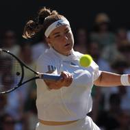 Karolína Muchová z Česka během finále Wimbledonu proti Lindě Noskové.