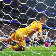 Anglický brankář Jordan Pickford zachraňuje po zakončení Nicolase Gonzaleze.