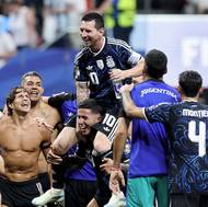 Argentinec Lionel Messi slaví postup do finále se spoluhráči.