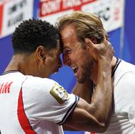 Harry Kane (vpravo) slaví vstřelenou první branku do sítě DR Kongo
