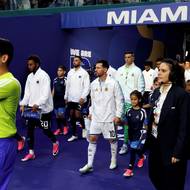 Lionel Messi (vpravo) přivádí Argentinu jako kapitán na hrací plochu.