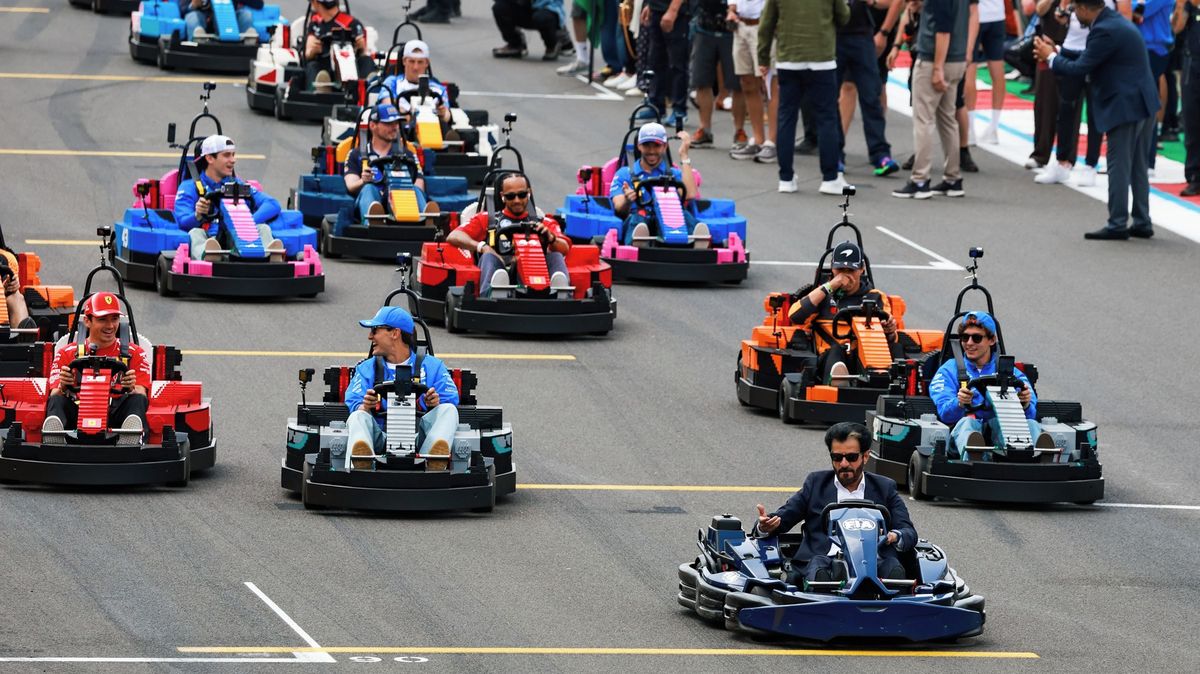 Češi znovu bavili formuli 1. Piloti v Silverstonu závodili v lego motokárách z Kladna