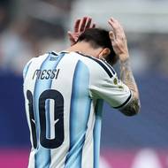 Lionel Messi lituje zahozené šance na vyrovnání.