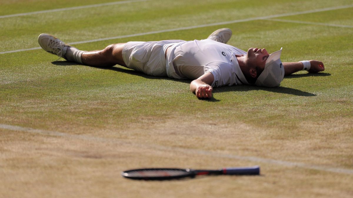 Wimbledonský objev kosí jednoho favorita za druhým a pro neděli má speciální motivaci