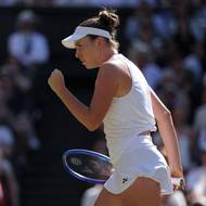 Linda Nosková z Česka během finále Wimbledonu proti Karolíně Muchové.