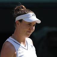 Linda Nosková z Česka během finále Wimbledonu proti Karolíně Muchové.