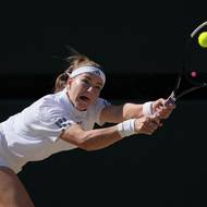 Karolína Muchová z Česka během finále Wimbledonu proti Lindě Noskové.