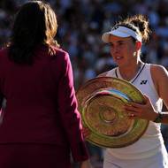 Linda Nosková přebírá od britské princezny Kate vítěznou trofej po finálové výhře nad Karolínou Muchovou ve Wimbledonu.