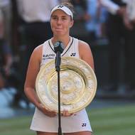 Linda Nosková s vítěznou trofejí po finálové výhře nad Karolínou Muchovou ve Wimbledonu.