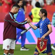 Fotbalové legendy Cristiano Ronaldo (vlevo) a Luka Modrič si vyměnili před zápasem vlaječky.  