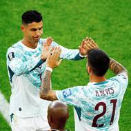 Cristiano Ronaldou je střídán Rubenem Nevesem.  