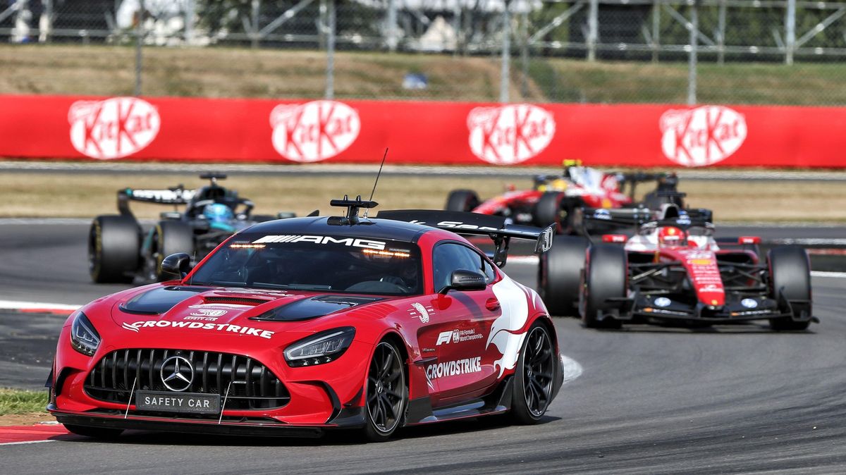 FIA vysvětlila chaos v závěru Silverstonu. Safety car doprovodila softwarová chyba