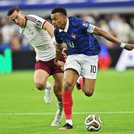 Kylian Mbappé, největší hvězda Francouzů, rozkmital své nohy. 