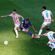 Diego Gómez fauluje Francouze Désirého Douého. Byla z toho penalta.