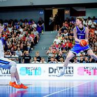 Jakub Nečas se snaží zachránit balon před autem