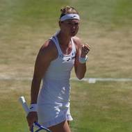 Pojď! Marie Bouzková se povzbuzuje v osmifinálovém duelu s Elise Mertensovou. 