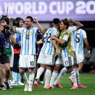 Argentinští fotbalisté v čele s Lionelem Messim slaví postup do čtvrtfinále MS.