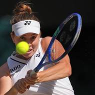 Linda Nosková z Česka během finále Wimbledonu proti Karolíně Muchové.