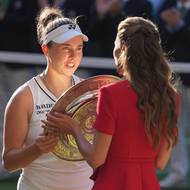 Linda Nosková přebírá od britské princezny Kate vítěznou trofej po finálové výhře nad Karolínou Muchovou ve Wimbledonu.