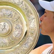 Linda Nosková líbající trofej po výhře ve Wimbledonu
